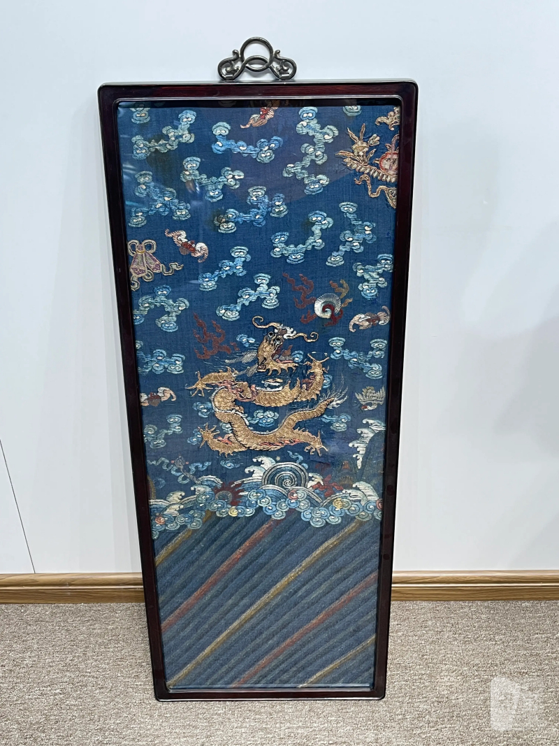 清中期 盘金绣海水江崖升龙纹袍料绣品一对 - 图3